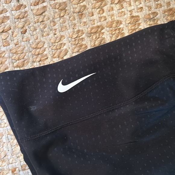 Nike women’s  Black Leggings - Picture 2 of 4